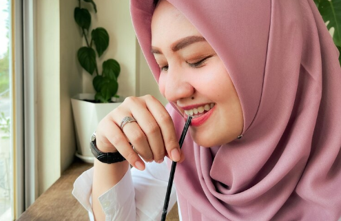 Cara Alami Mencerahkan Bibir dengan Madu